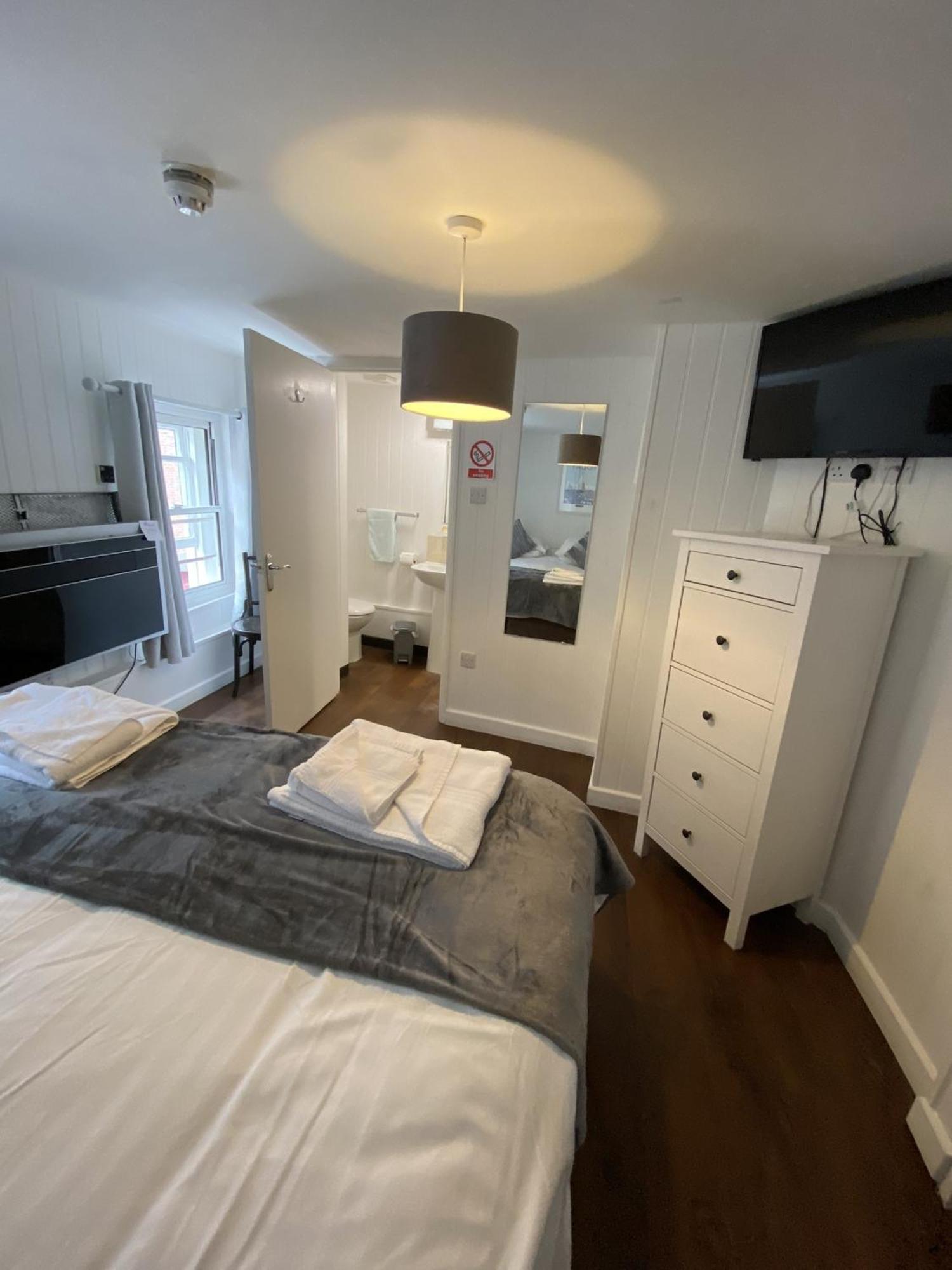 Wheatsheaf Hotel 뉴포트 외부 사진