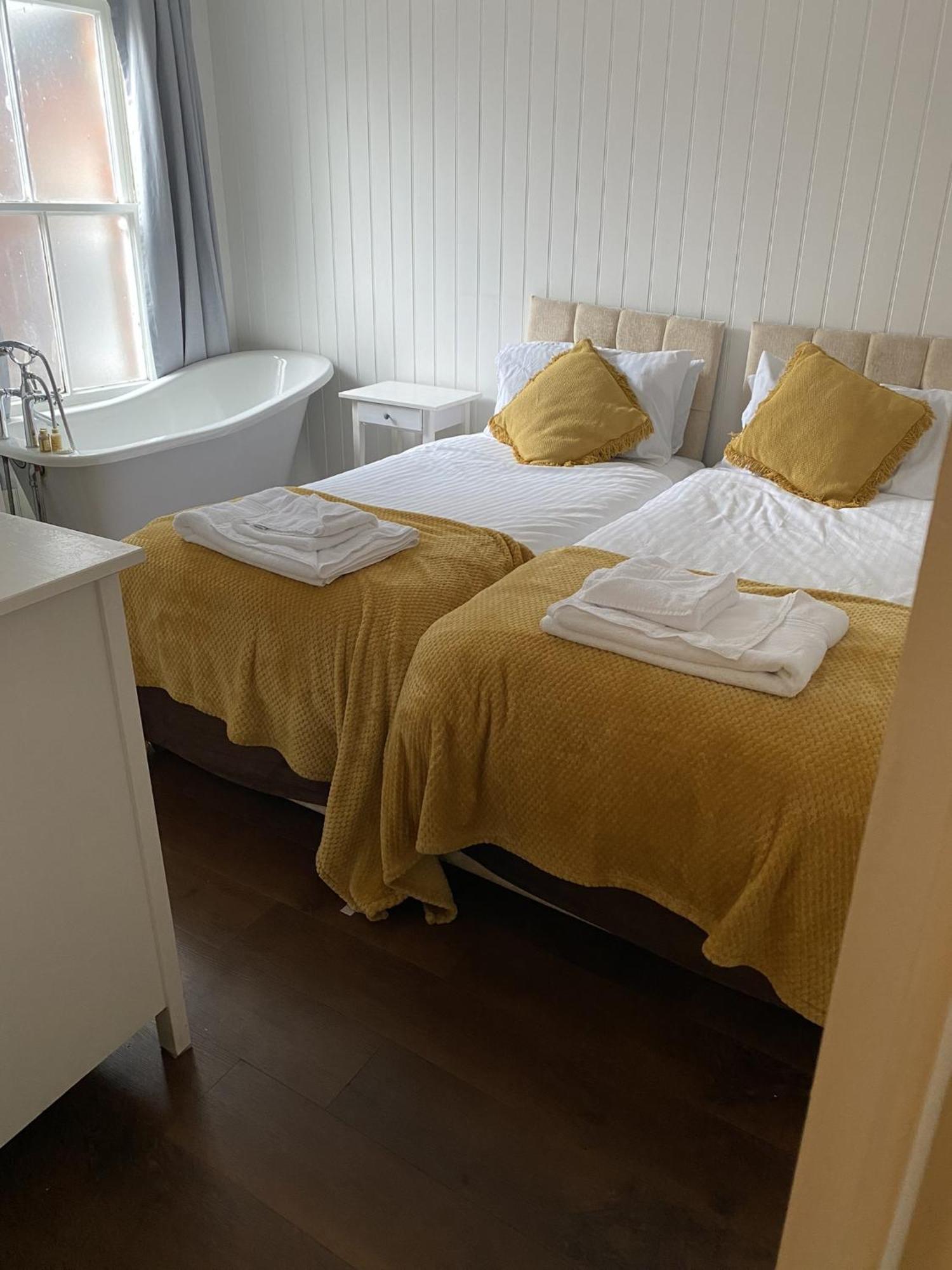 Wheatsheaf Hotel 뉴포트 외부 사진