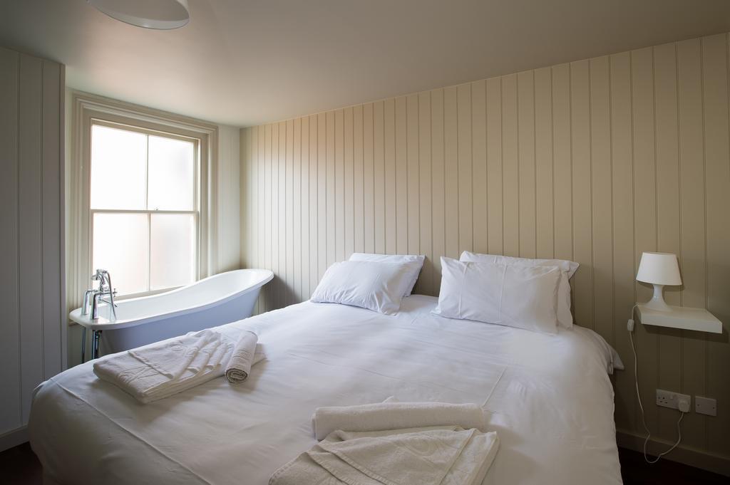 Wheatsheaf Hotel 뉴포트 외부 사진